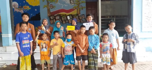 Perwakilan Prodi BK Unikama yang memberikan bantuan masker, handsanitizer dan paket sembako kepada panti asuhan di Malang (Ist)