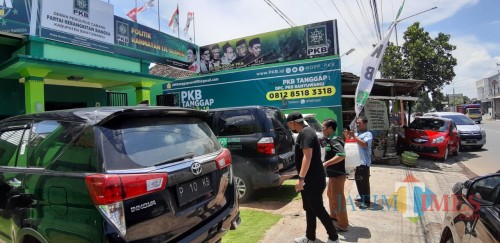Satgas Covid-19 PKB melakukan penyemprotan disinfektan di Graha Gus Dur, kantor PKB Banyuwangi. (Nurhadi/Banyuwangi TIMES)