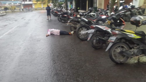 Wanita pingsan di area Jalan Munif kawasan sekitar Alun-Alun Kota Batu, Sabtu (28/3/2020). (Foto: istimewa)