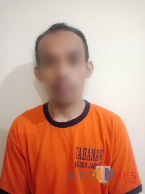 Tersangka Heru Santoso saat diamankan polisi karena terlibat dalam jaringan judi online. (Foto : Polsek Jabung for MalangTIMES)