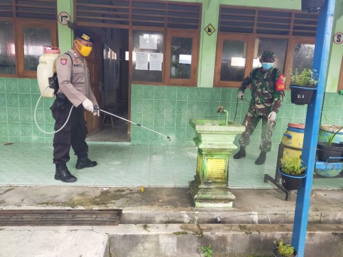 Penyemprotan Disinfektan Desa Pangkur pagi ini, Sabtu (28/3) di sejumlah titik fasilitas umum di Desa Paras