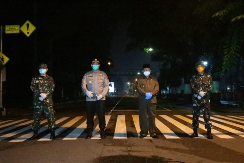 Forkopimda Kota Blitar meninjau kawasan Tertib Physical Distancing