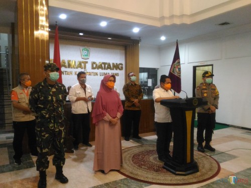 Bupati Lumajang dalam konferensi pers malam ini (Foto : Moch. R. Abdul Fatah / Jatim TIMES)