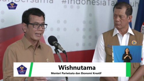 Menteri Pariwisata dan Ekonomi Kreatif, Wishnutama Kusubandio saat memberikan keterangan pada konferensi pers di Kantor BNPB, Sabtu (28/3/2020). (Foto: BNPB)
