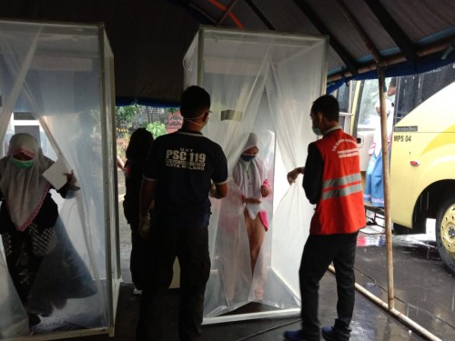 Para santriwati usia memasuki bilik sterilisasi di Balai Kota Malang. (Ist)