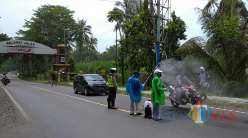 Penyemrpotan disinfektan di perbatasan Lumajang Probolinggo (Foto : Moch. R. Abdul Fatah / Jatim TIMES)