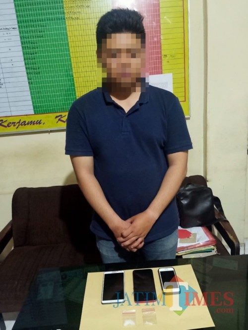 Tersangka Arief Firmansyah beserta barang bukti sabu saat diamankan polisi ke Kantor Polsek Singosari.