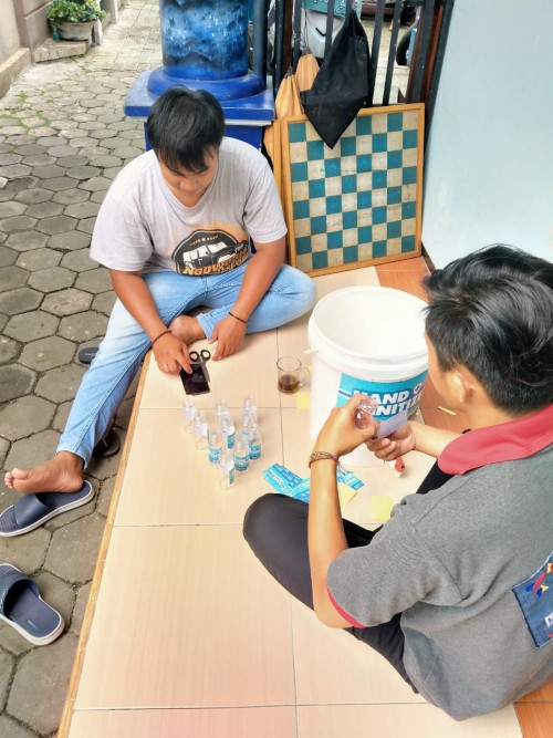Warga Jodipan saat meracik hand sanitizer (Istimewa).