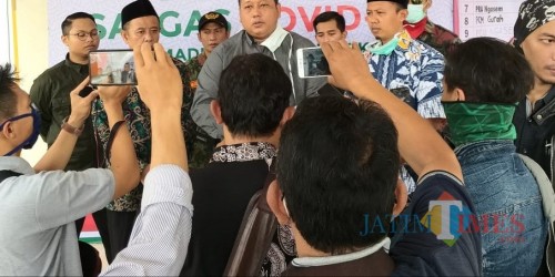 Beberapa jurnalis saat wawancara kepada narasumber. (ist)