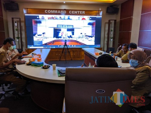 Pemkab Blitar rapat melalui teleconference membahas perkembangan Covid-19.(Foto : Malik Naharul/BlitarTIMES)