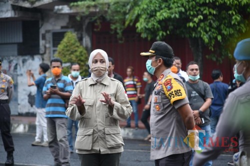 Bupati Jember saat koordinasi dengan jajaran Forpimda ketika memberlakukan Physical distancing (foto : Moh. Ali Makrus / Jatim TIMES)