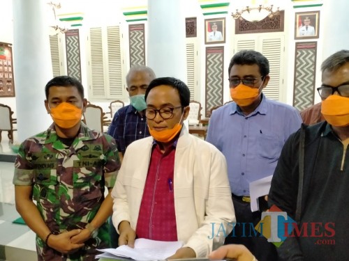 Konferensi pers Bupati Pamekasan Badrut Tamam tadi malam.