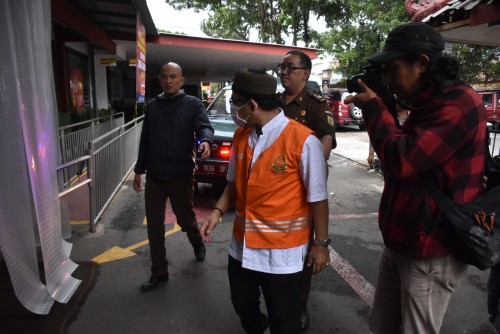 Dr Abdurachman yang melengos saat difoto awak media di Lapas Kelas 1 Malang (Ist)