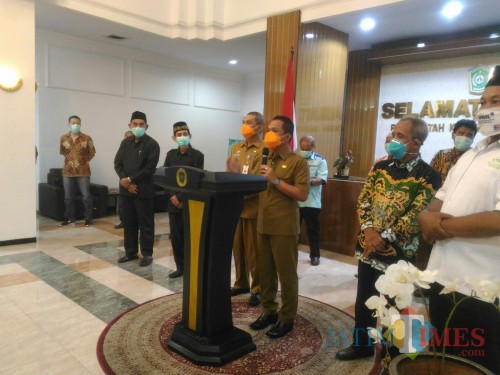 Bupati Lumajang dalam konferensi pers pada hari ini (Foto : Moch. R. Abdul Fatah / Jatim TIMES)