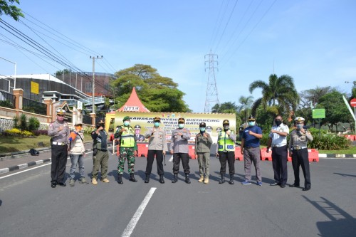 Kapolres Batu AKBP Harviadhi Agung Prathama bersama petugas saat melakukan penjagaan saat physical distancing di jalan Sultan Agung, Kota Batu. (Foto: istimewa)
