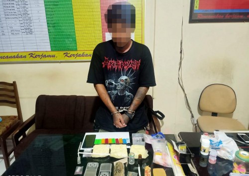 Tersangka Deddy Putra Laksana beserta barang bukti narkoba saat diamankan polisi (Foto : Polsek Singosari for MalangTIMES)