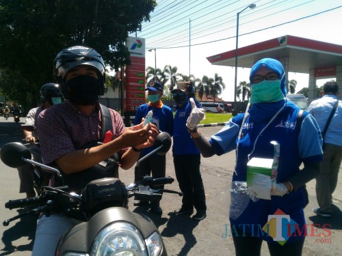 Pembagian masker dan disinfektan oleh DPC Partai Demokrat Lumajang (Foto : Moch. R. Abdul Fatah / Jatim TIMES)