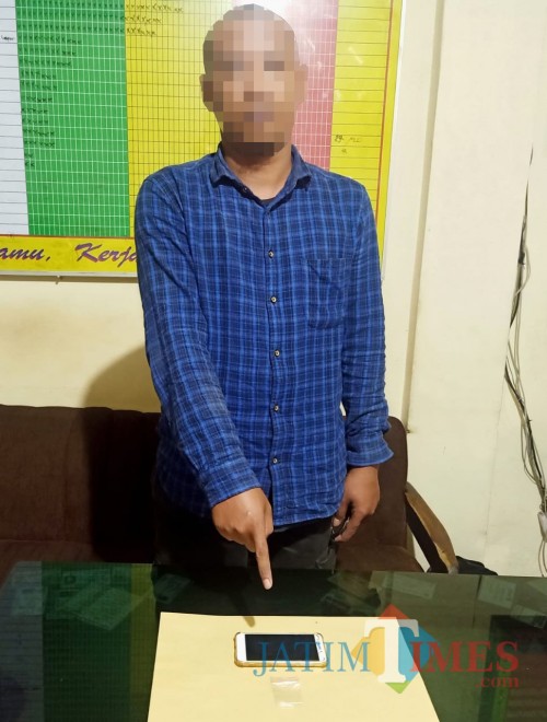 Tersangka Yudhi Prasetyo beserta barang bukti sabu saat diamankan anggota Polsek Singosari.