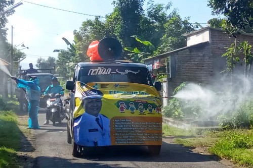 Upaya pencegahan Covid-19 Pemdes Kayungan Bersama Warganya Lakukan Penyemprotan Desinfektan. (Foto: Ist)