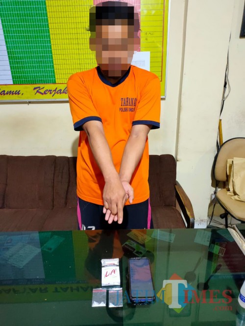 Ricard Anugrah Raharjo, tersangka peredaran narkoba beserta barang bukti sabu saat diamankan ke Polsek Singosari.