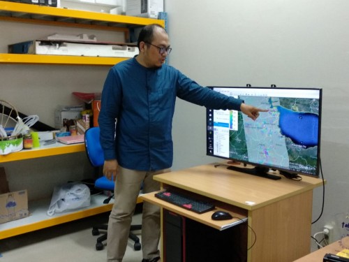Ketua Grup Riset Geoinformatika FILKOM UB Fatwa Ramdani DSc SSi MSc menunjukkan hasil riset. (Foto: istimewa)