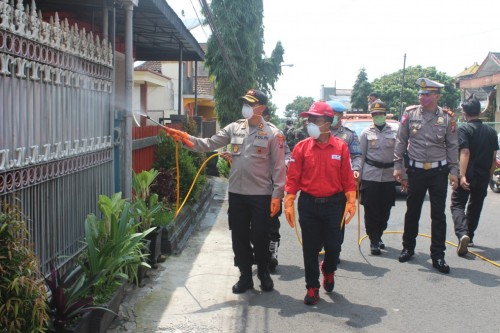 Kapolres Batu, AKBP Harviadhi Agung Prathama bersama Wakil Wali Kota Batu Punjul Santoso saat melakukan penyemprotan di Kota Batu, Selasa (31/3/2020). (Foto : Polres Batu )