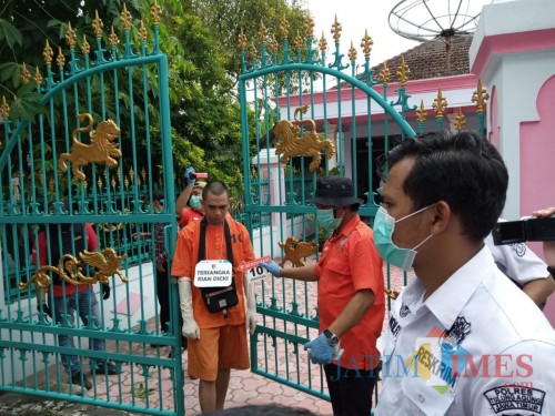 tersangka pembunuh Miratun, rian (memakai baju tahanan) saat memperagakan adegan keluar dari rumah Miratun (Joko Pramono for jatim Times)