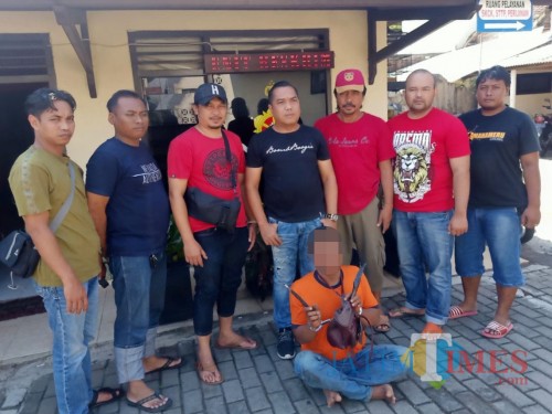 Taruwi alias Gundul (duduk bersila) seorang residivis kasus pencurian sesaat setelah ditangkap polisi karena kembali melancarkan aksi pencurian (Foto : Polsek Singosari for MalangTIMES)