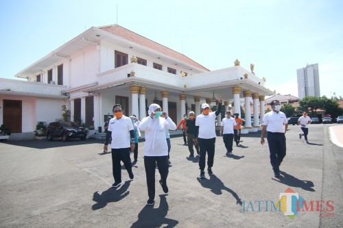 Gubernur Jatim Khofifah Indar Parawasa (depan) saat keliling areal Gedung Grahadi.