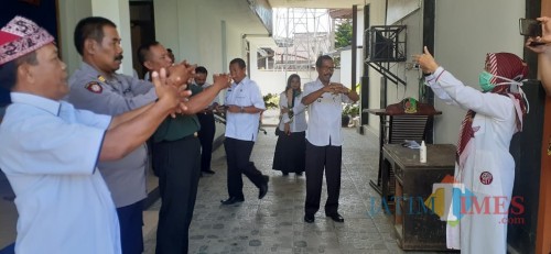 Tutorial cara mencuci tangan yang benar dari Muspika Kecamatan Srono, Banyuwangi. (Nurhadi Banyuwangi TIMES)