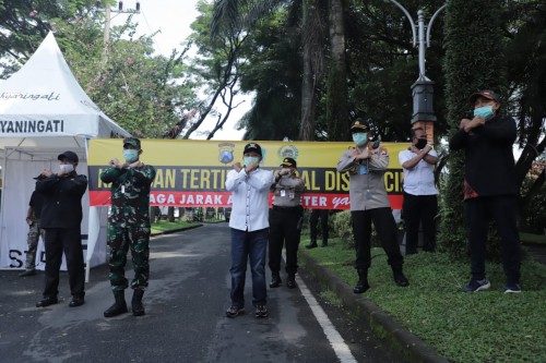 Wali Kota Malang Sutiaji (tengah) bersama unsur Forkopimda Kota Malang bersama memerangi covid-19 (Humas Pemkot Malang for MalangTIMES).