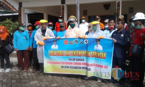 Warga Wonoasri Kota Madiun Melakukan Penyemprotan Disinfektan Di beberapa Titik Umum. Selasa (31/3)