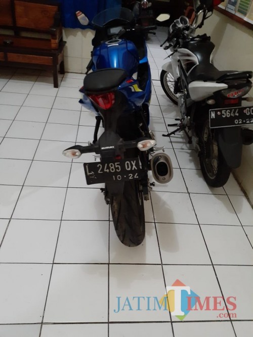 Barang bukti hasil curian berupa sepeda motor (warna biru) saat disita polisi guna kepentingan penyidikan (Foto : Humas Polres Malang for MalangTIMES)
