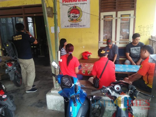 Beberapa pelanggan dan pemandu lagu saat terkena razia petugas / Foto : Dokpol / Tulungagung TIMES
