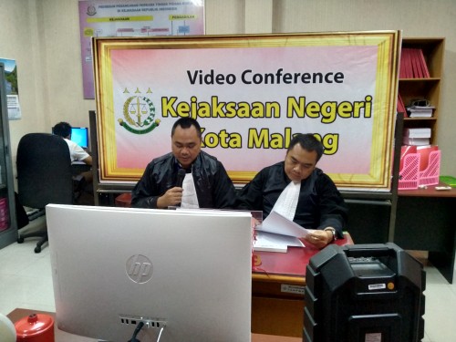 Dia Jaksa Kejari Kota Malang, Kasi Pidsus, Ujang Supriyadi (kiri) dan Jaksa, Bobby saat melakukan persidangan online (Anggara Sudiongko/MalangTIMES)