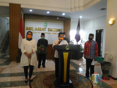 Konferensi pers yang digelar hari ini di Pemkab Lumajang (Foto : Moch. R. Abdul Fatah / Jatim TIMES)