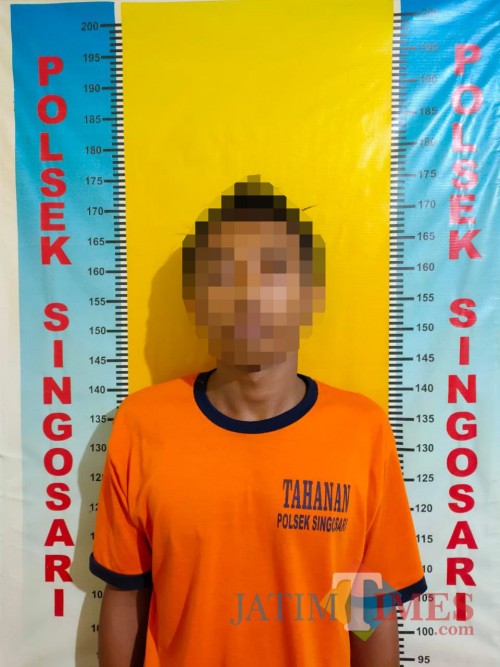 Tersangka Alan Syah Artin Pratama saat diamankan polisi lantaran terlibat jaringan perdaran sabu (Foto : Polsek Singosari for MalangTIMES)