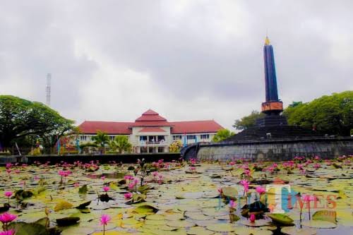 Lanscape keindahan Taman Alun-Alun Bundar Kota Malang (Yogi Iqbal/MalangTIMES).