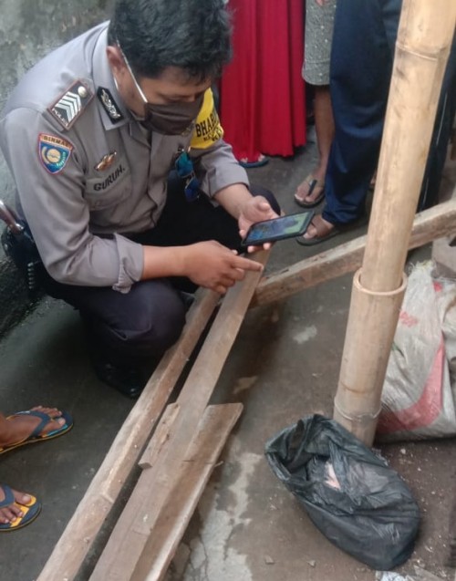 Petugas saat mendatangi lokasi pembuangan bayi. Ist)