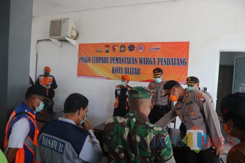 Kapolres Blitar Kota dan Forkopimda mengecek Posko Penumpang Luar Kota.(Foto : Aunur Rofiq/BlitarTIMES)