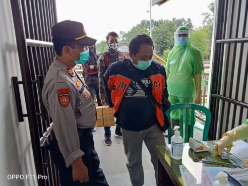 Pengecekan Suhu Badan Pemudik Di Stasiun Pintu Keluar Masuk Stasiun Walikukun.