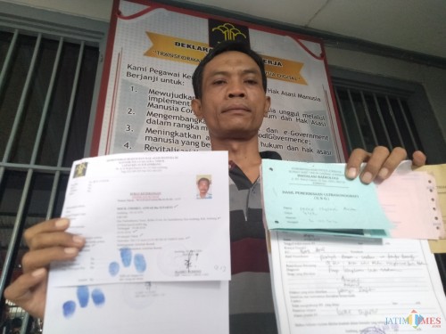 Moch Choirul Anwar saat menunjukkan bukti surat bebas penjara. (Foto Adi Rosul/ JombangTIMES)