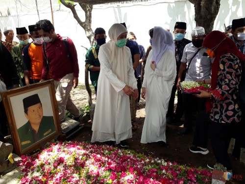 Gubernur Jatim Khofifah ketika menghadiri prosesi pemakaman Kiai Maskur