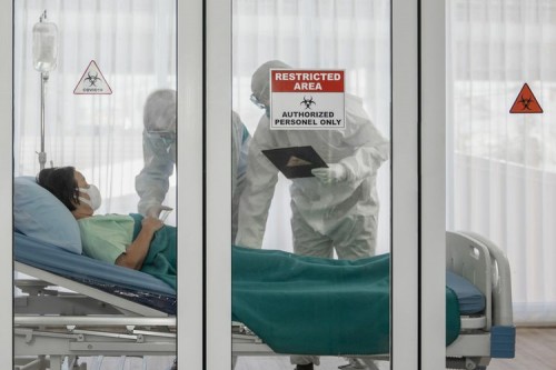 Ilustrasi perawatan pasien positif terinfeksi virus corona (Foto: Shutterstock)