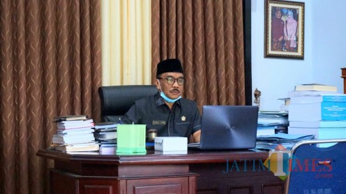 Ketua DPRD Trenggalek, Samsul Anam saat pimpin rapat paripurna lewat Video Conference