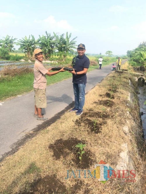 M.Zaini Anggota DPRD Kabupaten Kediri saat menyerahkan bantuan. (eko Arif s/JatimTimes)