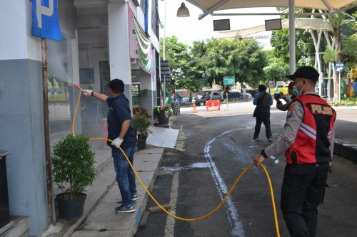 Petugas Polres Batu saat melakukan penyemprotan di Terminal Kota Batu beberapa saat lalu. (Foto: istimewa)