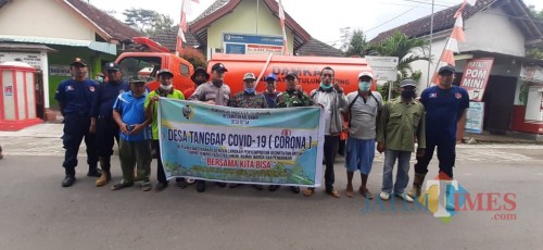 Sebelum semprot rumah dan jalan di desa Betak, seluruh relawan melakukan koordinasi / Foto : Istimewa / Tulungagung TIMES