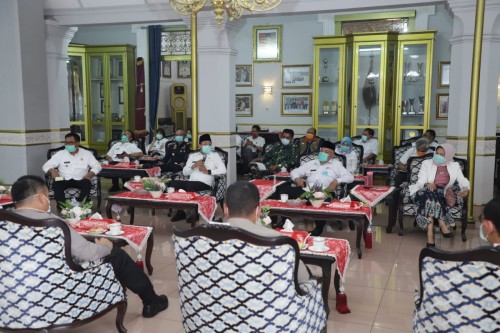 Suasana rapat koordinasi bersama tiga pimpinan daerah Malang Raya di Pendapa Pringgitan Pemkab Malang. (Foto: Humas Pemkot Malang)