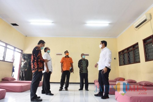 Wali Kota Kediri Abdullah Abu Bakar meninjau persiapan ruang observasi yang bertempat di Gedung Kampus I Politeknik Kediri, Kamis (2/4). (Foto: Ist)
